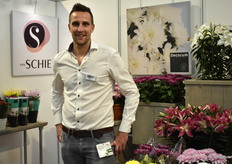 Michel van Kester van Van Schie toonde een aantal kerstproducten en ook meerde soorten Chrysanten waarvan de verkoop nu alweer stijgt in aanloop naar 1 nov. ivm Alle Heiligen.